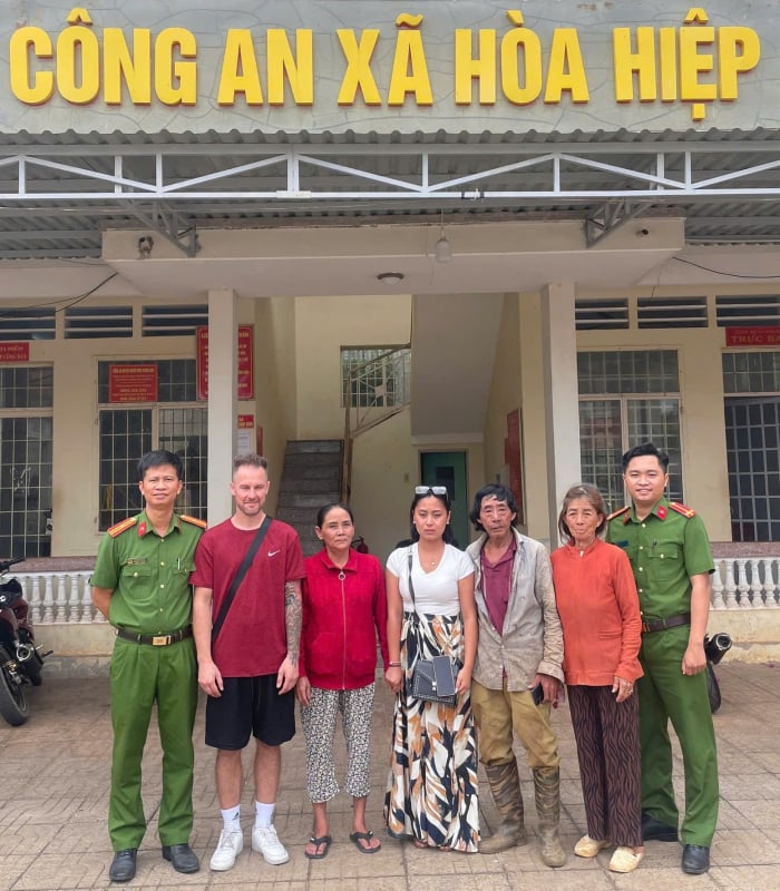 Mẹ con, gia đình chị Hồng gửi lời cảm ơn đến Công an xã Hòa Hiệp và các đơn vị, địa phương đã nhanh chóng giúp gia đình đoàn tụ sau 27 năm mất liên lạc.