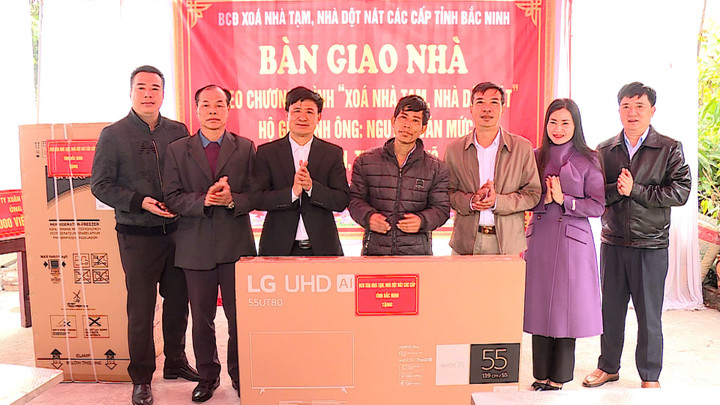 Ông Nguyễn Thế Phiệt, Phó Chủ tịch HĐND thị xã Quế Võ trao kinh phí hỗ trợ của BCĐ các cấp cho hộ ông Nguyễn Văn Mức, xã Đào Viên.