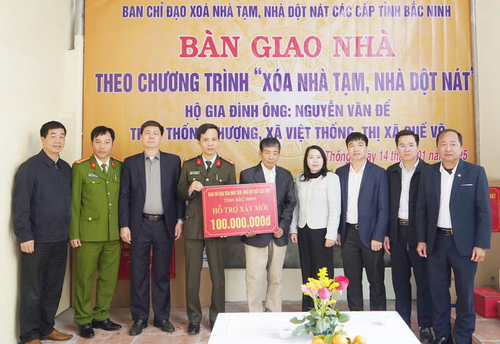 Đại tá Bùi Duy Hưng ủy viên BTV Tỉnh ủy, Giám đốc Công an tỉnh Bắc Ninh cùng lãnh đạo thị xã Quế Võ trao kinh phí hỗ trợ BCĐ xóa nhà tạm, nhà dột nát các cấp cho hộ Ông Nguyễn Văn Để, xã Việt Thống.