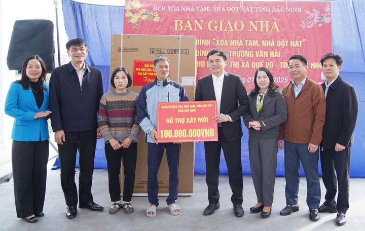 Chủ tịch UBND thị xã Quế Võ Đặng Văn Tuấn cùng các đồng chí trong đoàn trao kinh phí hỗ trợ xây dựng nhà cho hộ anh Trương Văn Hải, xã Phù Lãng.