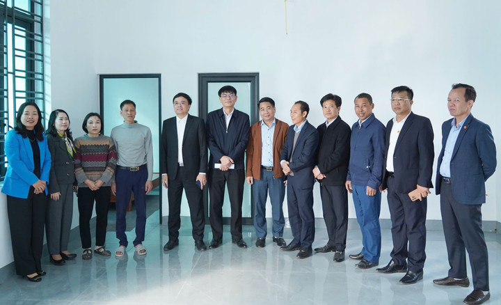 Ngôi nhà mới của hộ anh Trương Văn Hải, xã Phù Lãng có diện tích sử dụng gần 90m2, được thiết kế 4 gian, mái lợp tôn lạnh, trần nhôm, nền lát gạch men hoa, anh hải không giấu được niềm vui khi ở trong ngôi nhà mới khang trang, sạch đẹp.