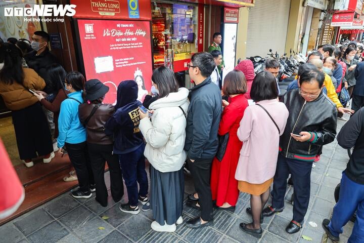 Lợi dụng việc người dân khó mua vàng trong cửa hàng, nhiều "cò" đã đua nhau mời chào khách mua với giá cao hơn tới 700.000 đồng/lượng: "Em vừa mua vàng nhẫn từ cửa hàng ra, anh muốn mua lại bao nhiêu cũng có bấy nhiêu" - một "cò" nói.