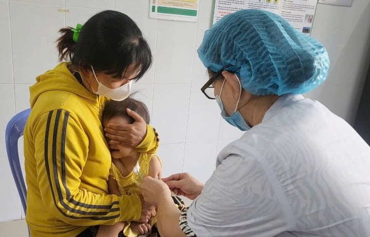 Vaccine là công cụ cần thiết để kiểm soát dịch sởi. (Ảnh: G.L)