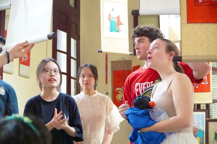 Ngân giới thiệu với khách quốc tế trong Triển lãm Tranh Kim Hoàng tại Trung tâm nghệ thuật 22 Hàng Buồm, Hà Nội, hồi tháng 6/2024.