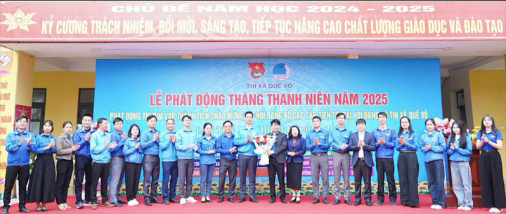 Lãnh đạo Tỉnh Đoàn Bắc Ninh và thị xã Quế Võ tặng hoa chúc mừng Ban Chỉ đạo cấp thị xã phong trào “Bình dân học vụ số”.