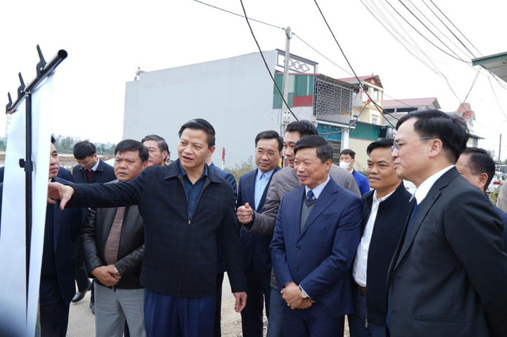 Chủ tịch UBND tỉnh Bắc Ninh Vương Quốc Tuấn kiểm tra công tác GPMB dự án đường Vành đai 4, đoạn qua địa phận thị xã Quế Võ.