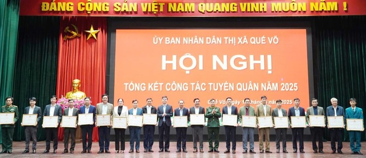 Lãnh đạo Bộ CHQS tỉnh Bắc Ninh và ông Phạm Thanh Hải, Bí thư Thị ủy, Bí thư Đảng ủy Quân sự thị xã Quế Võ trao khen thưởng cho các tập thể.