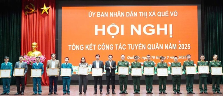 Ông Đặng Văn Tuấn, Chủ tịch UBND thị xã, Chủ tịch Hội đồng nghĩa vụ Quân sự thị xã Quế Võ trao khen thưởng cho các cá nhân.