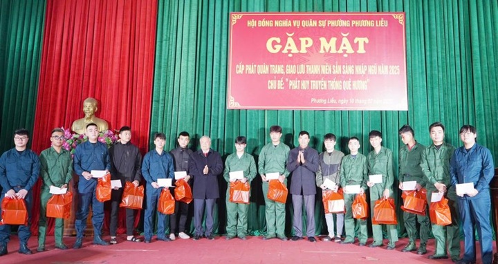 Phường Phương Liễu trao tặng quà cho tân binh chuẩn bị lên đường nhập ngũ.