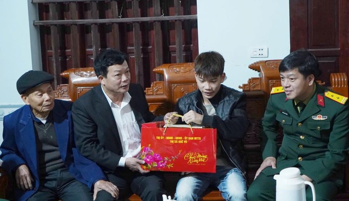 Ông Nguyễn Bá Quân, Phó Chủ tịch UBND thị xã Quế Võ trao quà cho thanh niên Nguyễn Đức Toàn ở thôn Đức Tái, xã Chi Lăng.