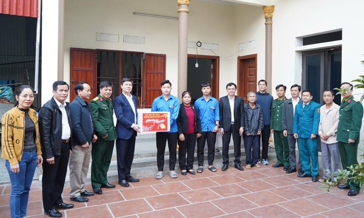 Lãnh đạo thị xã Quế Võ đến động viên, trao quà cho 2 thanh niên Đinh Văn Đức và Đinh Văn Huy trúng tuyển nghĩa vụ quân sự 2025.