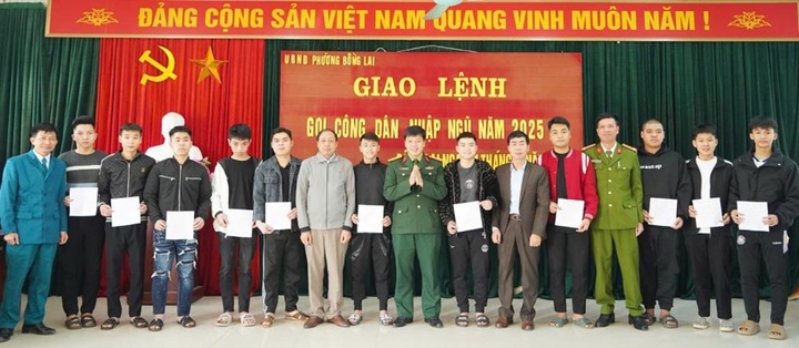 Hội đồng NVQS phường Bồng Lai phát lệnh gọi cho công dân nhập ngũ.