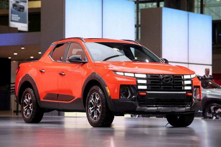 Mẫu bán tải Hyundai Santa Cruz XRT trưng bày tại Triển lãm ô tô quốc tế New York 2024. (Ảnh: Reuters)