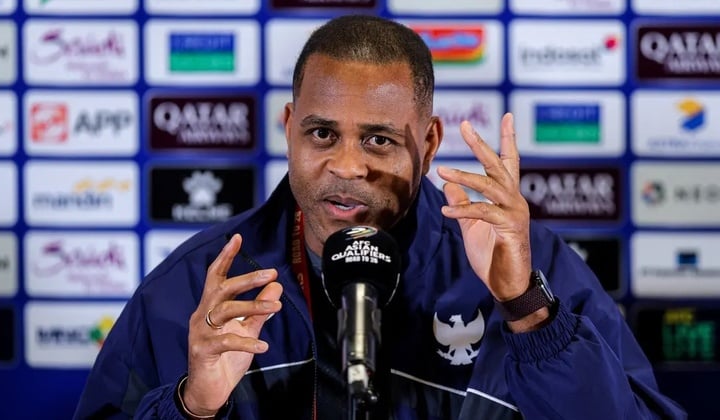 HLV Patrick Kluivert đến muộn buổi họp báo.