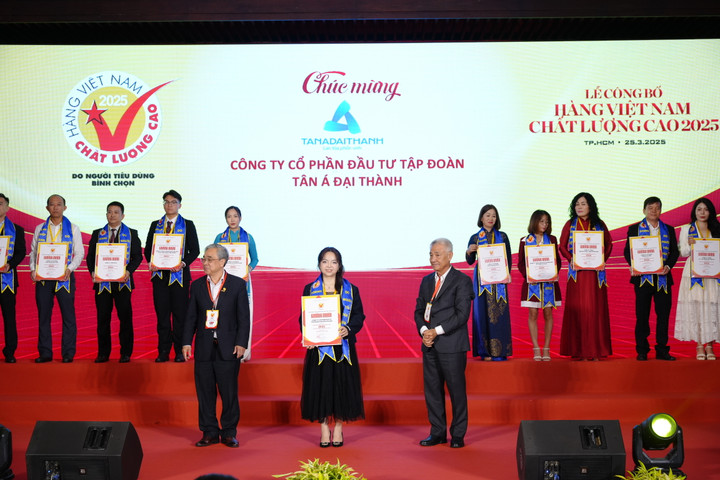Bà Nguyễn Ngọc Thùy Dương, Phó Tổng Giám đốc Tập đoàn Tân Á Đại Thành, nhận chứng nhận Hàng Việt Nam chất lượng cao 2025.