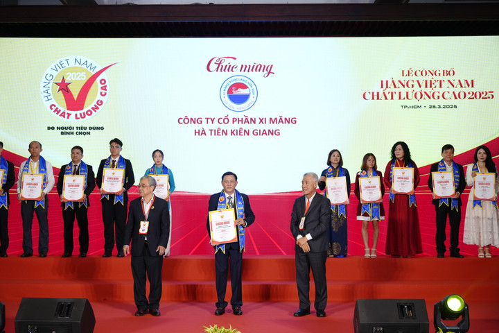 Ông Trần Kiên Nghị, Giám đốc công ty Xi măng Hà Tiên Kiên Giang nhận chứng nhận Hàng Việt Nam chất lượng cao 2025.