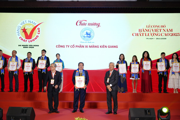 Ông Phạm Văn Vệ, Giám đốc công ty Xi măng Kiên Giang nhận chứng nhận Hàng Việt Nam chất lượng cao 2025.