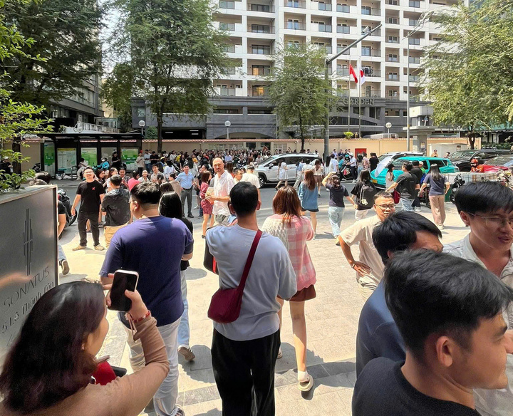 Người dâm chạy khỏi toà nhà cao tầng khi cảm thấy rung lắc.