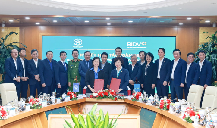 Đại diện BIDV và Trung tâm PVHCC Hà Nội ký kết hợp tác triển khai mô hình đại lý dịch vụ công trực tuyến trên địa bàn thành phố.