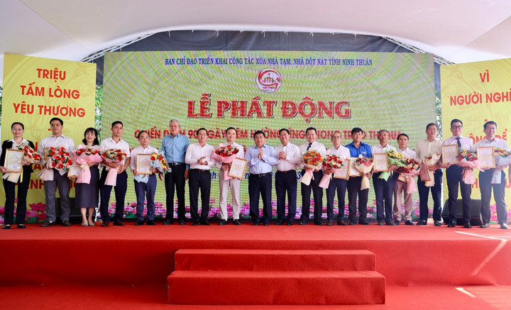 Phó Thủ tướng biểu dương tinh thần trách nhiệm, sự quyết tâm chính trị cao và những cách làm sáng tạo, linh hoạt của hệ thống chính trị tỉnh Ninh Thuận, cùng sự hưởng ứng nhiệt tình của các doanh nghiệp, nhà hảo tâm và nhân dân - Ảnh: VGP/Thu Sa