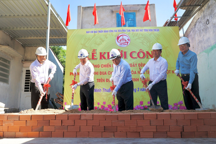 Phó Thủ tướng Nguyễn Chí Dũng dự Lễ khởi công xây dựng căn nhà mới cho gia đình bà Nguyễn Thị Lực – hộ gia đình khó khăn tại phường Mỹ Đông, thành phố Phan Rang – Tháp Chàm, tỉnh Ninh Thuận - Ảnh: VGP/Thu Sa