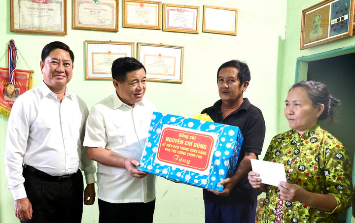 Phó Thủ tướng Nguyễn Chí Dũng thăm hỏi và tặng quà các gia đình chính sách tại xã Kiền Kiền I, huyện Thuận Bắc, tỉnh Ninh Thuận - Ảnh: VGP/Thu Sa