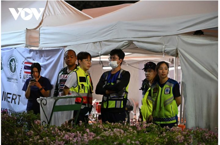 Các đội cứu hộ túc trực 24/24 tại hiện trường.