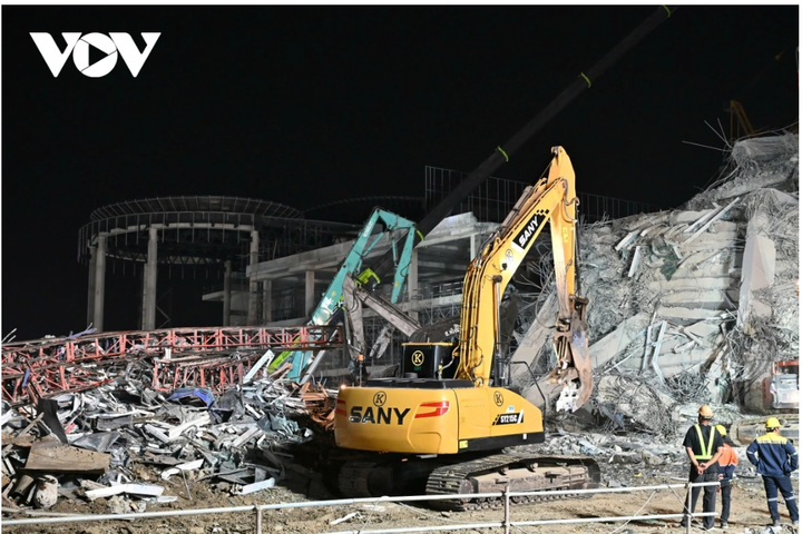 Các đội cứu hộ túc trực 24/24 tại hiện trường.