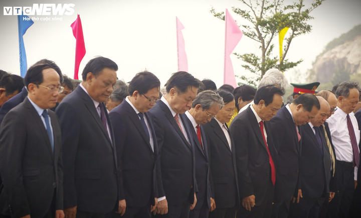 Các đại biểu kính cẩn mặc niệm anh linh các anh hùng liệt sĩ, đồng bào đã anh dũng hy sinh.