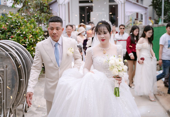 Chú rể Phú Thép đón vợ về dinh theo cách độc đáo. (Ảnh: NVCC)