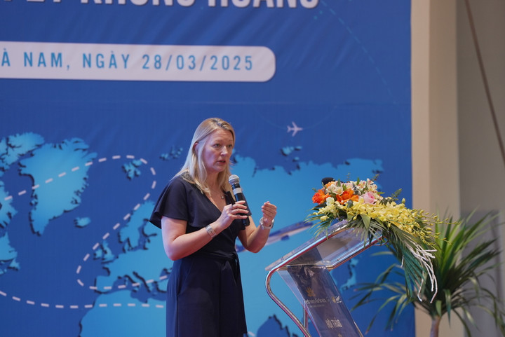 Bà Abigail Pollard, chuyên gia về quản lý khủng hoảng, thuyết trình tại sự kiện.