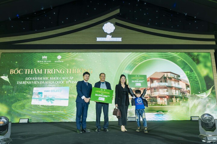 Khách hàng nhận “mưa” quà tặng giá trị từ chủ đầu tư trong ngày mở bán The Komorebi.