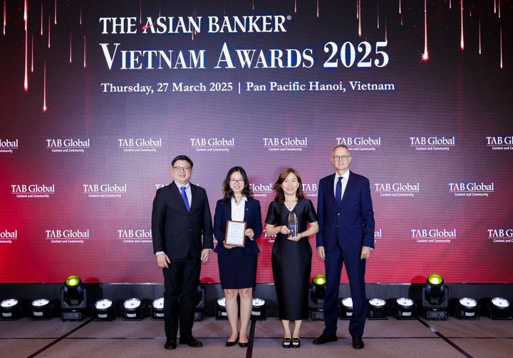 Đại diện Vietcombank nhận giải thưởng.