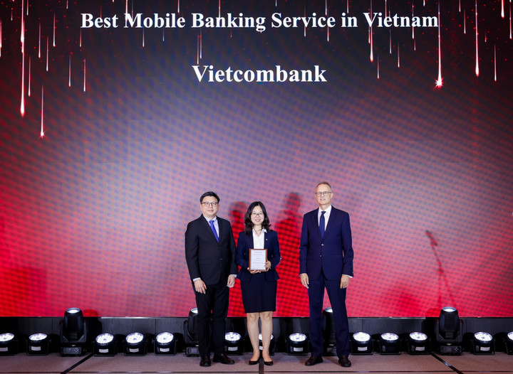 Bà Phạm Châu Loan - Phó Trưởng phòng Phát triển Kênh số & Đối tác đại diện Vietcombank - nhận giải Ứng dụng Ngân hàng số tốt nhất Việt Nam 2025.