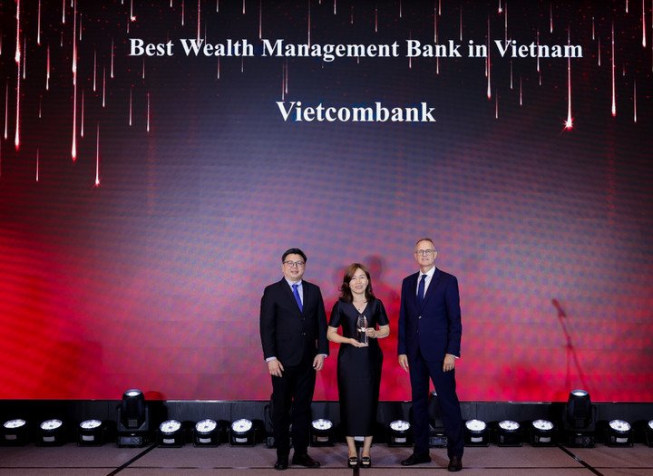 Bà Đặng Thị Huyền - Phó Trưởng phòng Phát triển Sản phẩm Bán lẻ đại diện Vietcombank - nhận giải Ngân hàng có Dịch vụ quản lý tài sản tốt nhất Việt Nam 2025.