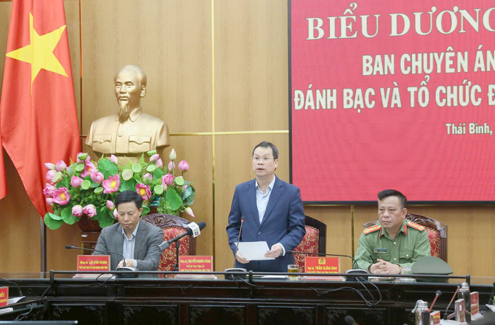 Ông Nguyễn Mạnh Hùng - Chủ tịch UBND tỉnh phát biểu tại buổi biểu dương, khen thưởng.