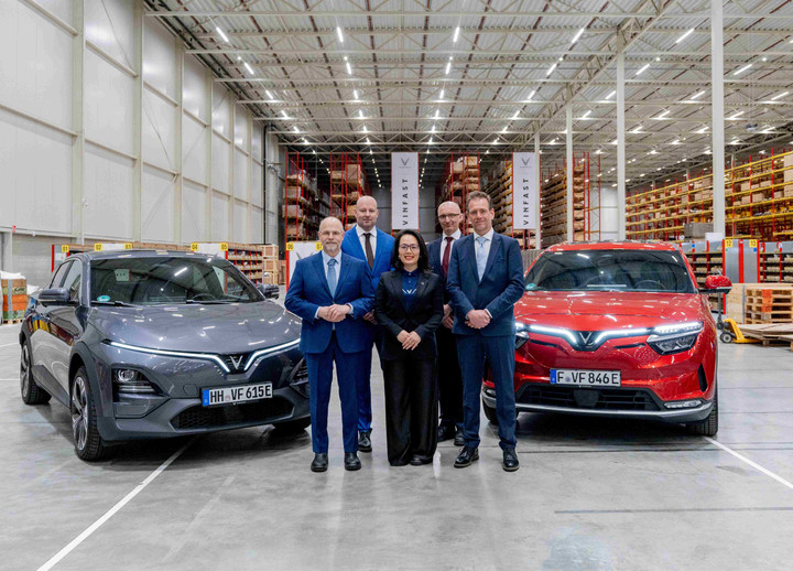 Đại diện của VinFast và DHL tại Trung tâm phân phối DHL Supply Chain ở Holtum, Born, Hà Lan.