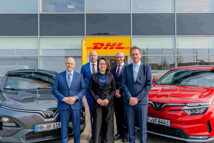 Từ trái sang phải: Ông Etienne Kennis (DHL Supply Chain), ông Martijn Penders (DHL Supply Chain), bà Lê Thị Thu Trang (VinFast), ông Maciej Tincel (VinFast) và ông Mark Kruysen (DHL Supply Chain).
