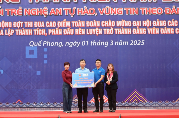 Bà Phạm Thị Thu Thủy - Phó Vụ trưởng Vụ theo dõi công tác phòng, chống tham nhũng, lãng phí, tiêu cực, Chủ tịch Công đoàn Ban Nội chính Trung ương (thứ nhất từ trái sang) và ông Dương Bảo Trung - Bí thư Đoàn Thanh niên Vietcombank (thứ hai từ phải sang) trao tặng học bổng “Vững tương lai” cho các em học sinh tại tỉnh Nghệ An.