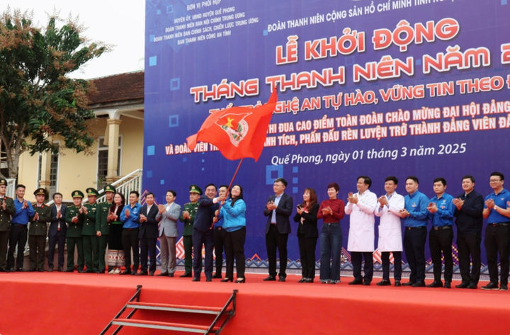 Nghi thức khởi động Tháng Thanh niên của đại biểu các đơn vị phối hợp tổ chức chương trình.