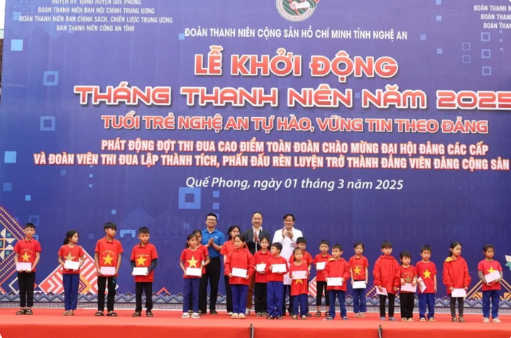 Đại diện các đơn vị trao tặng học bổng cho các em học sinh tại địa bàn tỉnh Nghệ An.