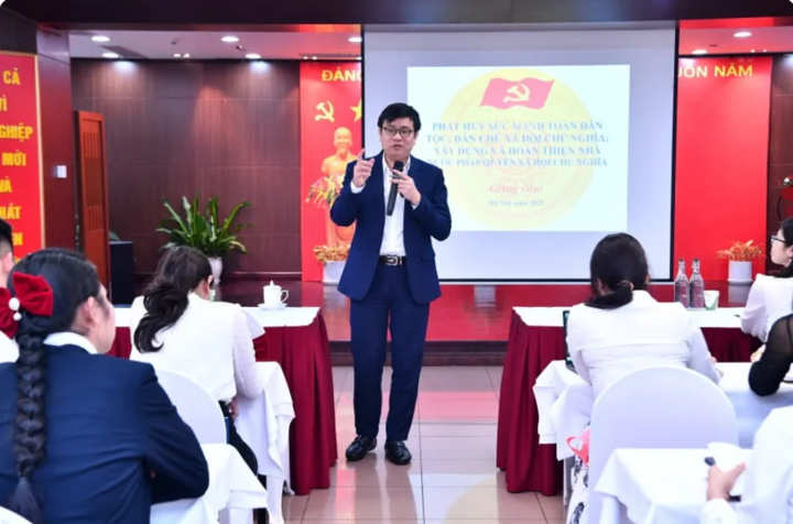 Tiến sỹ Nguyễn Đình Việt - Chuyên viên chính Vụ Tổng Hợp, Ban Tuyên giáo và Dân vận TƯ - giảng dạy chuyên đề tại lớp bồi dưỡng đảng viên mới.