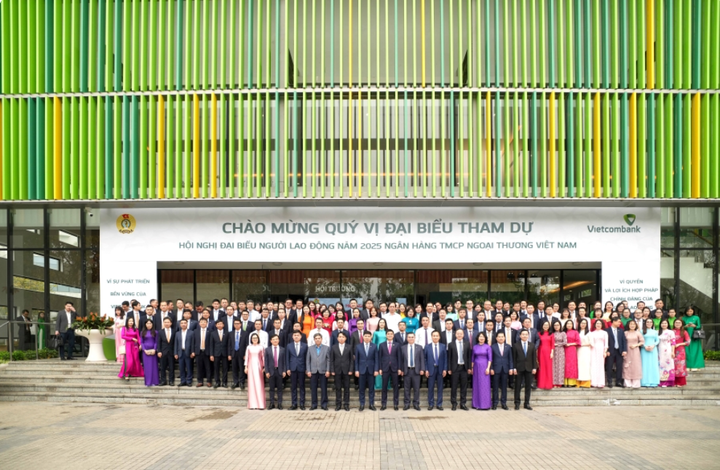 Các đại biểu tham dự Hội nghị chụp ảnh lưu niệm.