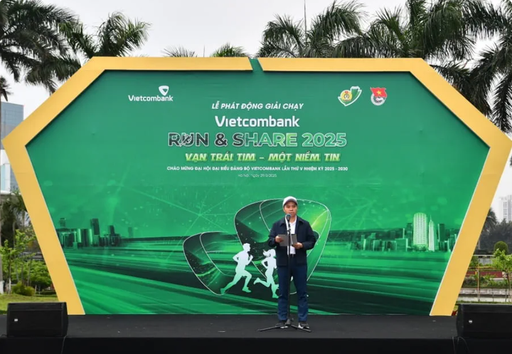 Ông Đỗ Việt Hùng - Phó Bí thư Thường trực Đảng ủy, Thành viên HĐQT Vietcombank - phát biểu khai mạc Giải chạy.