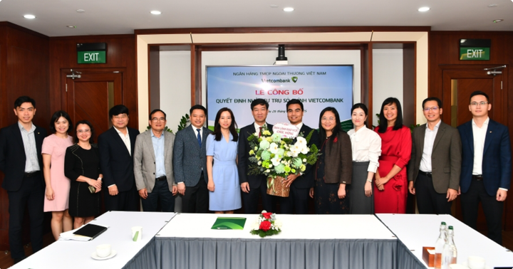 Các đại biểu tham dự tặng hoa chúc mừng và chụp ảnh lưu niệm cùng ông Nguyễn Hữu Tùng – tân Phó Giám đốc Ban Giao dịch thị trường tài chính toàn cầu Vietcombank.