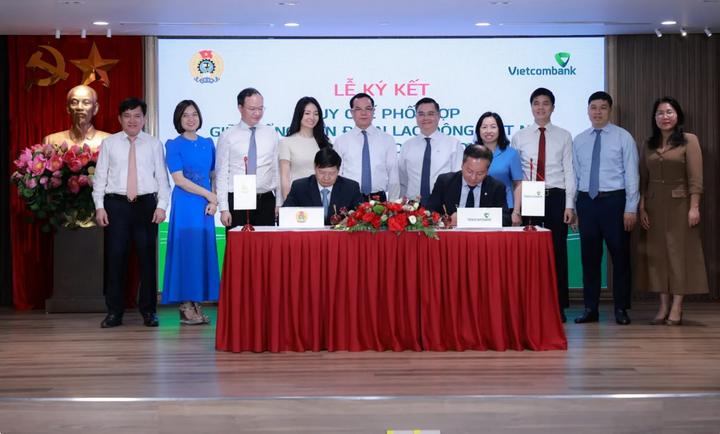 Ông Phan Văn Anh - Phó Chủ tịch Tổng Liên đoàn Lao động Việt Nam (bên trái) và ông Nguyễn Việt Cường - Phó Tổng Giám đốc Vietcombank (bên phải) ký kết Quy chế phối hợp trước sự chứng kiến của đại biểu hai bên.