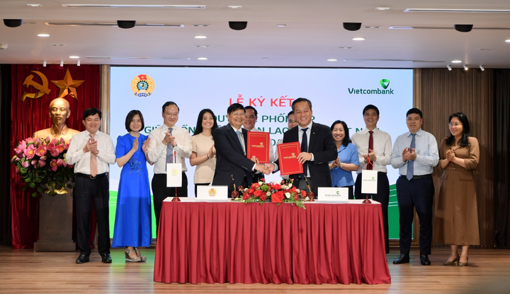 Ông Phan Văn Anh - Phó Chủ tịch Tổng Liên đoàn Lao động Việt Nam (bên trái) và ông Nguyễn Việt Cường - Phó Tổng Giám đốc Vietcombank (bên phải) hoàn thành nghi thức ký kết Quy chế phối hợp giữa Tổng Liên đoàn Lao động Việt Nam và Vietcombank.
