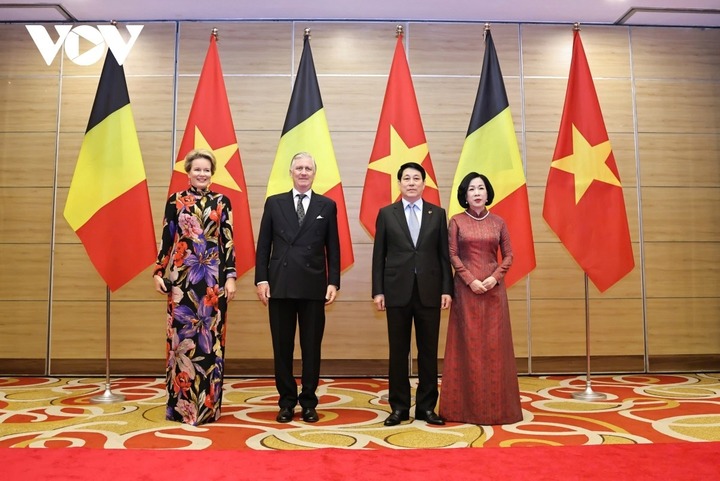 Chủ tịch nước Lương Cường và Phu nhân cùng Nhà Vua Bỉ Philippe và Hoàng hậu tại buổi lễ.