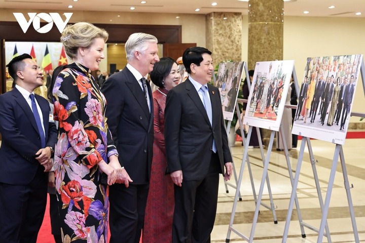 Chủ tịch nước Lương Cường và Phu nhân cùng Nhà Vua Bỉ Philippe và Hoàng hậu xem trưng bày ảnh tại chiêu đãi.