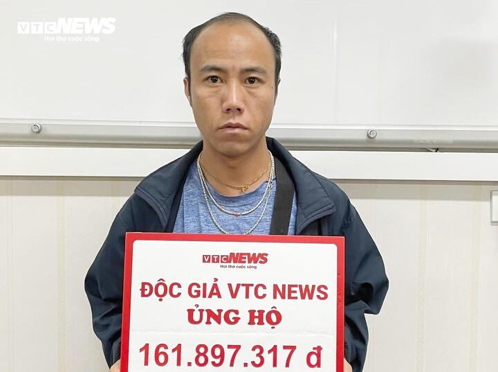 Anh Giàng A Dế đại diện gia đình đón nhận sự giúp đỡ của bạn đọc. (Ảnh: Khắc Việt)